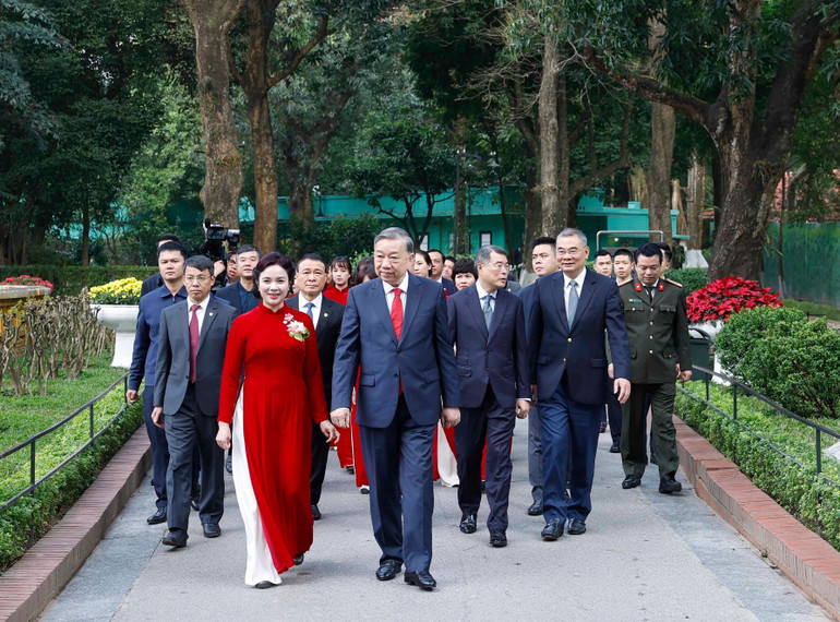 Tổng Bí thư Tô Lâm dâng hương tại Khu Di tích Hoàng thành Thăng Long và Di tích Nhà 67