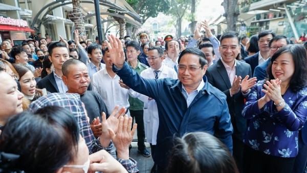 Thủ tướng thăm hỏi, động viên đội ngũ y tế và bệnh nhân dịp Tết cổ truyền