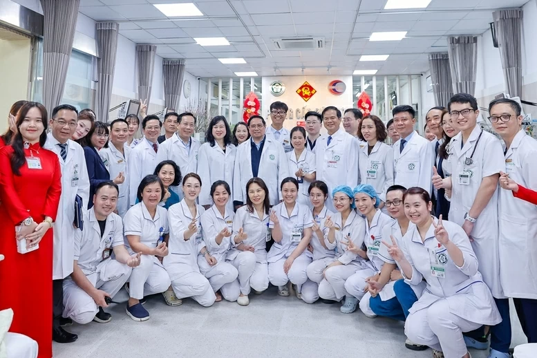 Thủ tướng và các cán bộ, bác sĩ, nhân viên y tế Bệnh viện Hữu nghị Việt Đức- Ảnh: VGP/Nhật Bắc