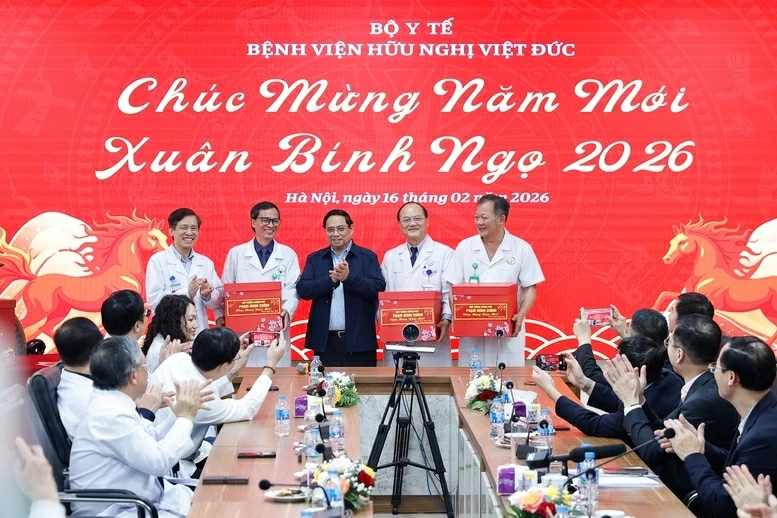 Thủ tướng Phạm Minh Chính tặng quà cho các cán bộ, bác sĩ, nhân viên y tế Bệnh viện Hữu nghị Việt Đức- Ảnh: VGP/Nhật Bắc Thủ tướng Phạm Minh Chính tặng quà cho các cán bộ, bác sĩ, nhân viên y tế Bệnh viện Hữu nghị Việt Đức- Ảnh: VGP/Nhật Bắc