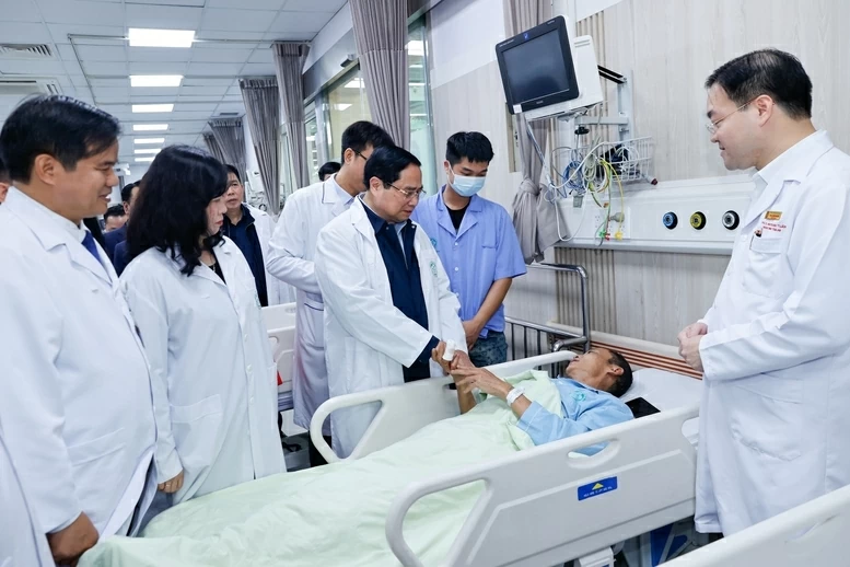 Thủ tướng Phạm Minh Chính thăm hỏi bệnh nhân đang điều trị tại Bệnh viện Bạch Mai - Ảnh: VGP/Nhật Bắc