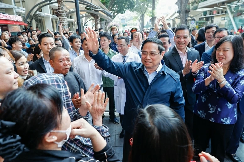 Thủ tướng Phạm Minh Chính kiểm tra công tác ứng trực Tết và thăm, động viên cán bộ, nhân viên y tế, người lao động tại Bệnh viện Bạch Mai - Ảnh: VGP/Nhật Bắc