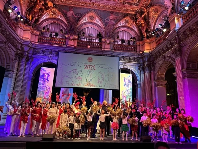 Chương trình đón Tết Nguyên đán Xuân Bính Ngọ 2026 diễn ra trang trọng, đầm ấm tại Paris, Pháp