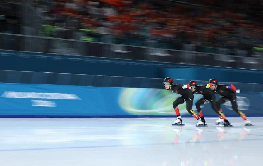 Trung Quốc đã lọt vào bán kết nội dung trượt băng tốc độ đồng đội nam lần đầu tiên kể từ khi nội dung này ra mắt tại Thế vận hội mùa đông năm 2006.Bộ ba vận động viên Lưu Hàn Nhị, Ngô Vũ và Lý Văn Hão (Trung Quốc) tranh tài ở nội dung đồng đội trượt băng tốc độ nam tại Milan (Italy), ngày 15/2. (Nguồn: Xinhua)