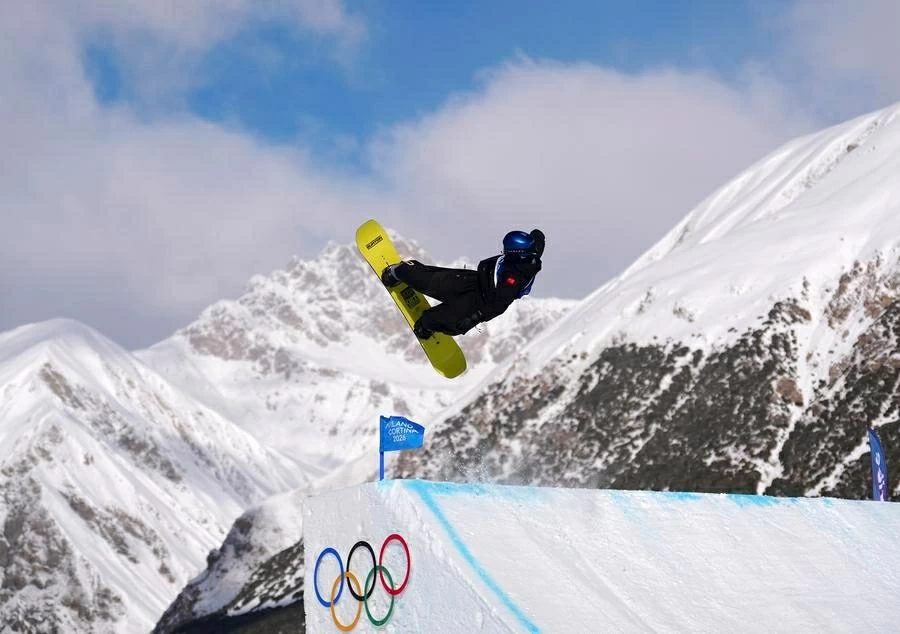 Á quân Olympic 2022 Su Yiming đã vượt qua vòng loại nội dung slopestyle nam tại Thế vận hội Milan-Cortina 2026. Với vị trí thứ tám sau hai lượt thi đấu, vận động viên người Trung Quốc sẽ góp mặt trong cuộc tranh huy chương ở vòng chung kết sắp tới.Khoảnh khắc tranh tài của ngôi sao trượt ván tuyết Su Yiming (Trung Quốc) ở nội dung Slopestyle nam tại đấu trường Livigno, ngày 15/2. (Nguồn: Xinhua)