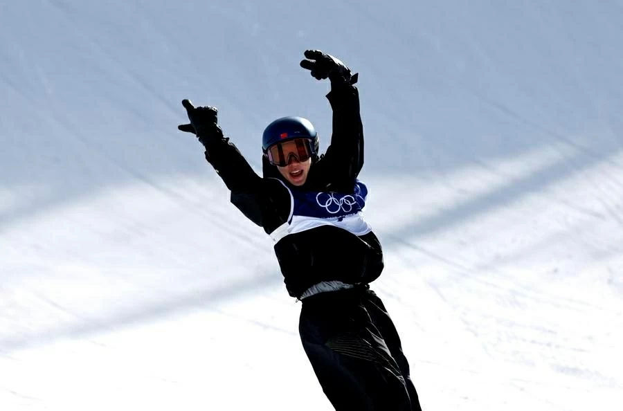 Khoảnh khắc giàu cảm xúc của ngôi sao trượt ván tuyết Su Yiming (Trung Quốc) tại đấu trường Livigno (Italy) sau lượt chạy vòng loại, ngày 15/2. (Nguồn: Xinhua)