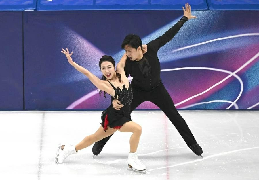 Khoảnh khắc trình diễn đầy ấn tượng của cặp đôi Sui Wenjing và Han Cong (Trung Quốc) trên mặt băng Milan (Italy) trong khuôn khổ Olympic Mùa đông 2026, ngày 15/2. (Nguồn: Xinhua)