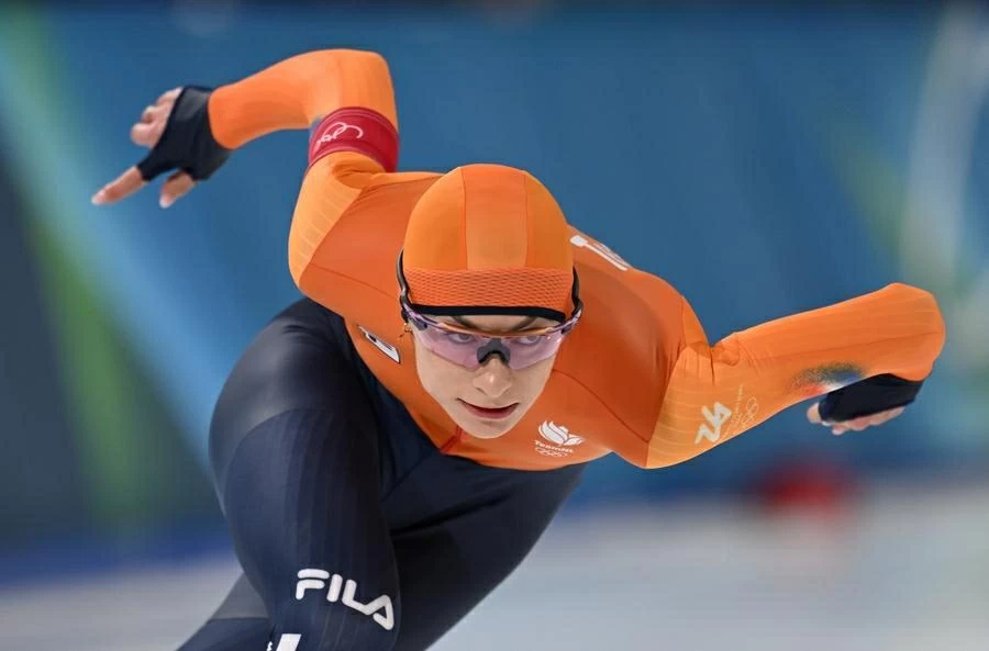 Cũng trong ngày Chủ nhật, vận động viên trượt băng người Hà Lan Femke Kok đã giành được huy chương vàng Olympic đầu tiên trong sự nghiệp ở nội dung 500m nữ, lập kỷ lục Olympic mới với thời gian 36,49 giây. Trong ảnh, Nỗ lực bứt phá của Femke Kok (Hà Lan) trên đường đua chung kết 500m nữ môn trượt băng tốc độ, Olympic Mùa đông 2026, ngày 15/2. (Nguồn: Xinhua)