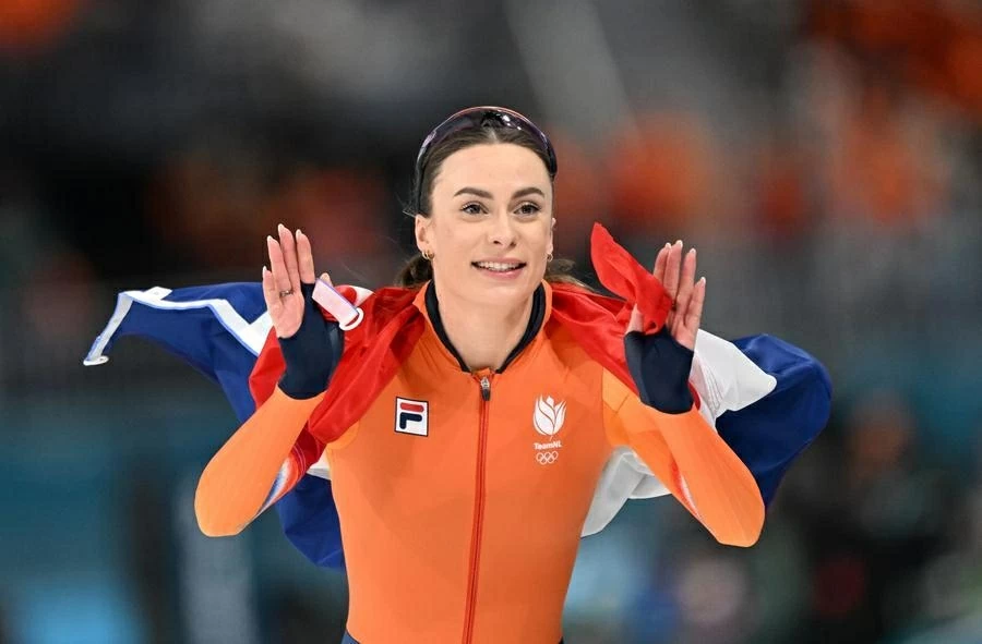 Niềm vui của Femke Kok (Hà Lan) tại nhà thi đấu Milan (Italy) sau phần thi chung kết cự ly 500m nữ môn trượt băng tốc độ, ngày 15/2. (Nguồn: Xinhua)