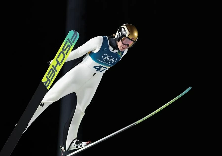 Vận động viên Anna Odine Stroem của Na Uy thi đấu vòng đầu tiên nội dung nhảy ski cá nhân nữ. (Nguồn: Xinhua)