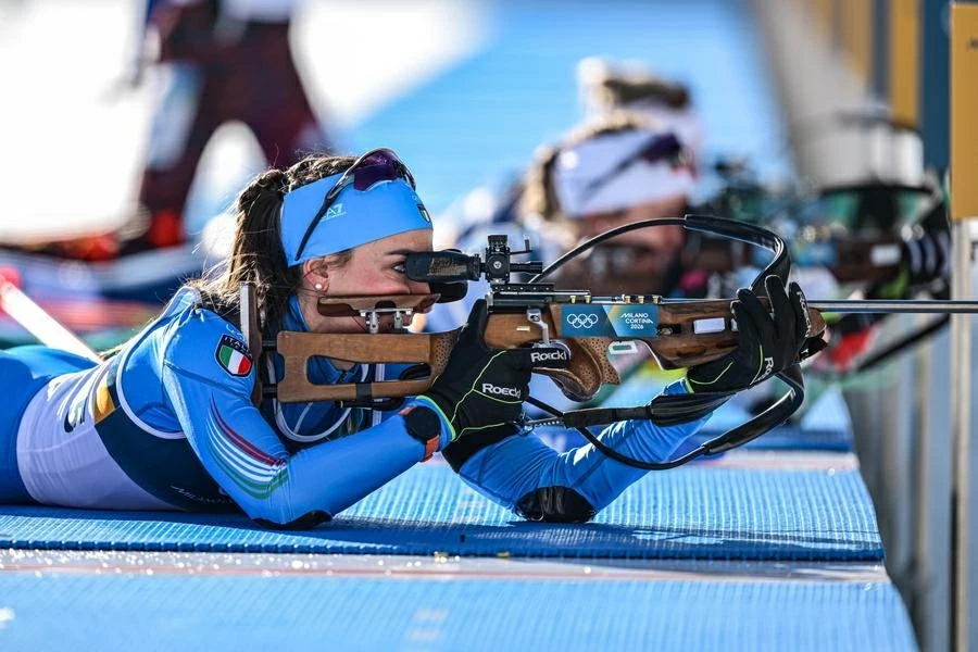 Vận động viên Lisa Vittozzi (Italy) tranh tài tại nội dung 10km đuổi bắt nữ môn hai môn phối hợp (biathlon), Thế vận hội Mùa đông Milan-Cortina 2026 ở Anterselva, ngày 15/2. Chiến thắng này giúp cô mang về tấm Huy chương Vàng lịch sử cho nước chủ nhà. (Nguồn: Xinhua)