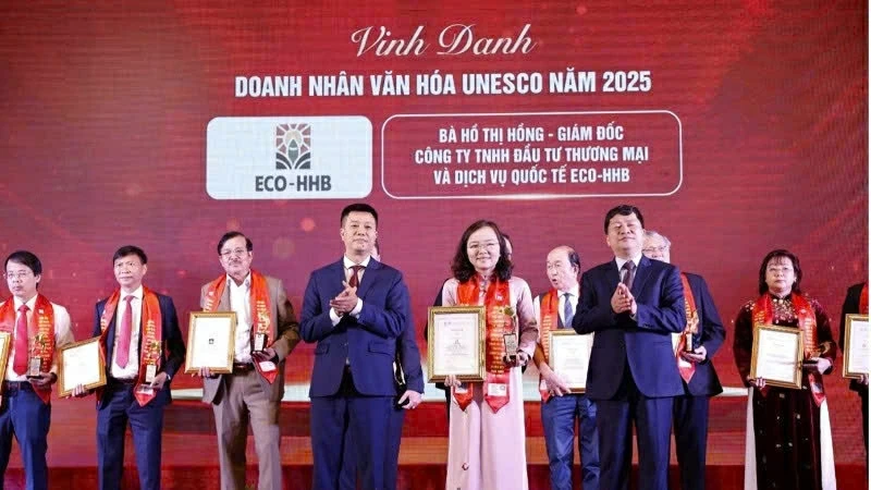 Doanh nhân Hồ Hồng được vinh danh Doanh nhân văn hóa UNESCO năm 2025. Doanh nhân Hồ Hồng được vinh danh Doanh nhân văn hóa UNESCO năm 2025.