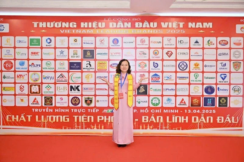 Doanh nhân Hồ Hồng tại Lễ công bố thương hiệu dẫn đầu Việt Nam 2025.