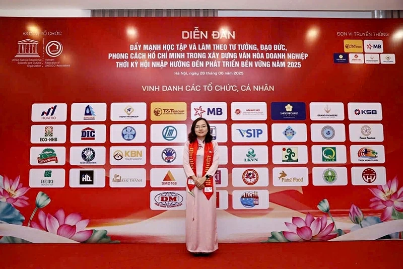 Doanh nhân Hồ Hồng trong Diễn đàn “Đẩy mạnh học tập và làm theo tư tưởng, đạo đức, phong cách Hồ Chí Minh trong xây dựng văn hóa doanh nghiệp thời kỳ hội nhập hướng đến phát triển bền vững năm 2025. Doanh nhân Hồ Hồng trong Diễn đàn “Đẩy mạnh học tập và làm theo tư tưởng, đạo đức, phong cách Hồ Chí Minh trong xây dựng văn hóa doanh nghiệp thời kỳ hội nhập hướng đến phát triển bền vững năm 2025.