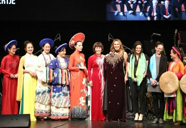 Tiến sĩ Phan Bích Thiện tặng áo dài Việt Nam cho nghệ sĩ nổi tiếng.