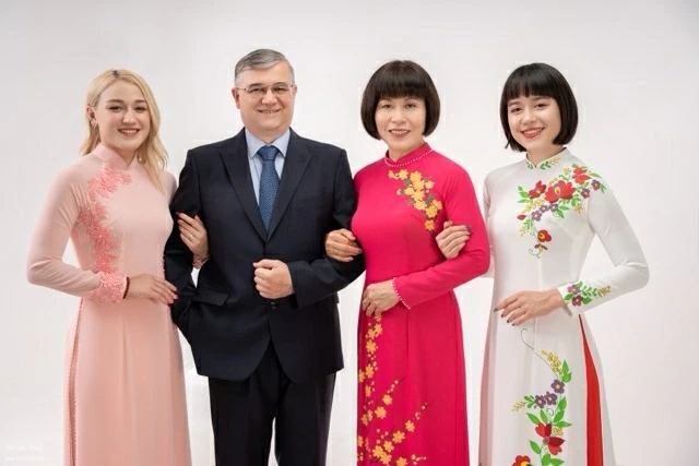 Gia đình Tiến sĩ Phan Bích Thiện. Gia đình Tiến sĩ Phan Bích Thiện.