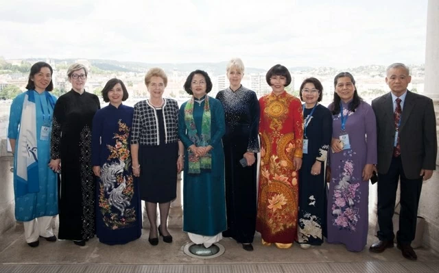 Tiến sĩ Phan Bích Thiện và các đại biểu Diễn đàn Phụ nữ Việt Nam tại châu Âu chụp ảnh cùng Phó Chủ tịch thường trực Quốc hội Hungary Mátrai Márta và nguyên Phó Chủ tịch nước Đặng Thị Ngọc Thịnh. Tiến sĩ Phan Bích Thiện và các đại biểu Diễn đàn Phụ nữ Việt Nam tại châu Âu chụp ảnh cùng Phó Chủ tịch thường trực Quốc hội Hungary Mátrai Márta và nguyên Phó Chủ tịch nước Đặng Thị Ngọc Thịnh.