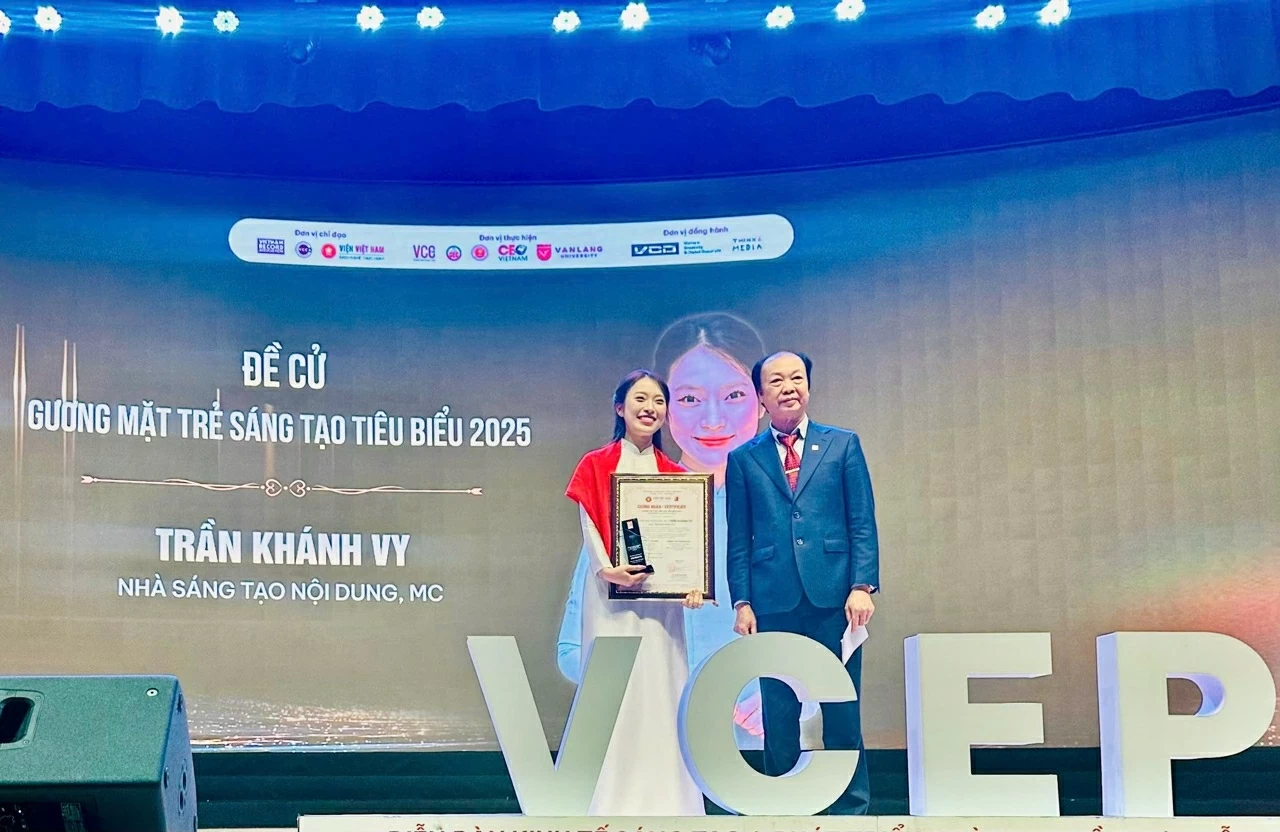 Ông Nguyễn Đình Thắng - Trưởng Hội đồng giám khảo The Future CEO 2025 và lên trao giải thưởng gương mặt sáng tạo năm 2025. Ông Nguyễn Đình Thắng - Trưởng Hội đồng giám khảo The Future CEO 2025 và lên trao giải thưởng gương mặt sáng tạo năm 2025.