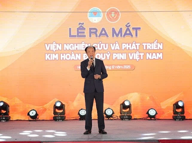 Ông Nguyễn Đình Thắng - Chủ tịch Viện nghiên cứu và phát triển kim hoàn, đá quí PINI Việt Nam phát biểu tại buổi ra mắt Viện.