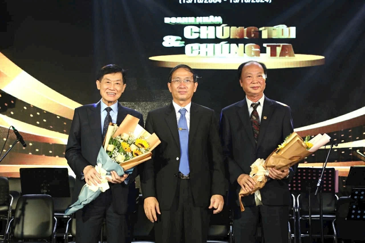 Doanh nhân Nguyễn Đình Thắng được vinh danh là người tiên phong trong lĩnh vực Công nghệ thông tin từ năm 1983 - 2024 tại Tp. Hồ Chí Minh. Doanh nhân Nguyễn Đình Thắng được vinh danh là người tiên phong trong lĩnh vực Công nghệ thông tin từ năm 1983 - 2024 tại Tp. Hồ Chí Minh.