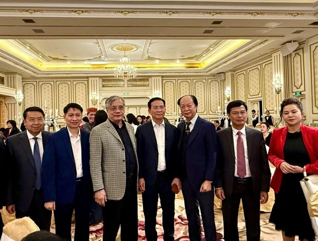 Doanh nhân Nguyễn Đình Thắng tham dự Hội thảo tại Đà lạt - Lâm Đồng. Doanh nhân Nguyễn Đình Thắng tham dự Hội thảo tại Đà lạt - Lâm Đồng.