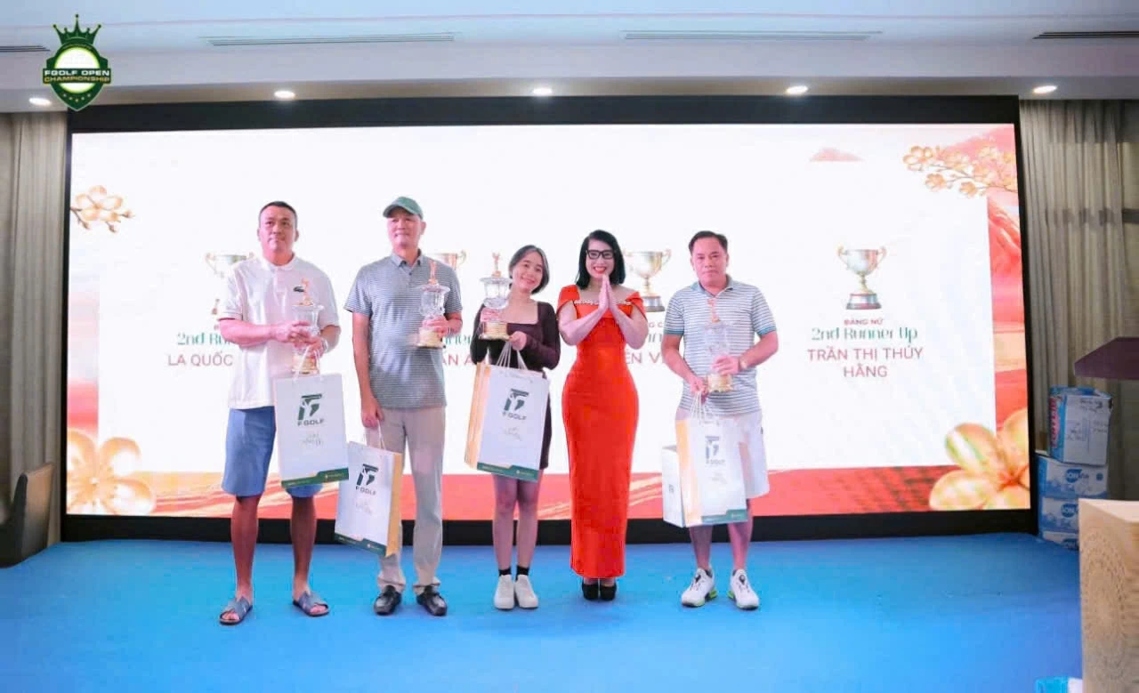 Theo doanh nhân Nguyễn Thị Loan, golf không chỉ rèn luyện sự tập trung mà còn là bản lĩnh của người lãnh đạo. Theo doanh nhân Nguyễn Thị Loan, golf không chỉ rèn luyện sự tập trung mà còn là bản lĩnh của người lãnh đạo.