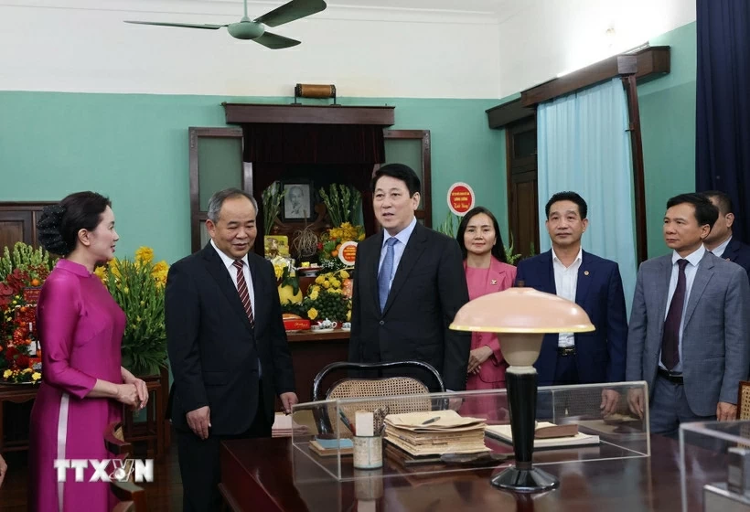 Chủ tịch nước dâng hương tưởng niệm Chủ tịch Hồ Chí Minh tại Nhà 67 và Bắc Bộ phủ