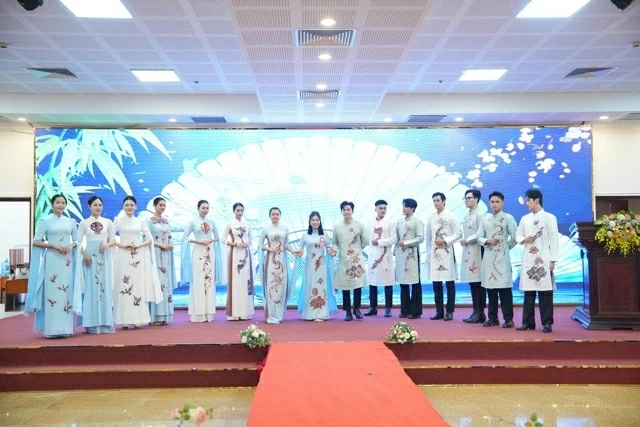 Bộ sưu tập áo dài của doanh nhân – Nhà thiết kế Đỗ Thị Như Quỳnh được trình diễn trên sân khấu.