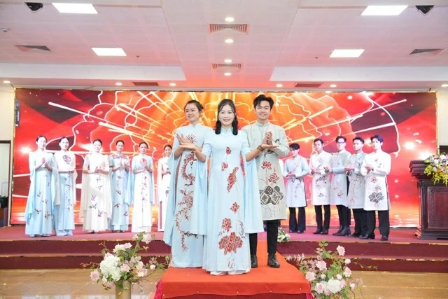 Với doanh nhân - Nhà thiết kế Đỗ Thị Như Quỳnh, áo dài không chỉ là trang phục mà còn là ngôn ngữ văn hóa. Với doanh nhân - Nhà thiết kế Đỗ Thị Như Quỳnh, áo dài không chỉ là trang phục mà còn là ngôn ngữ văn hóa.