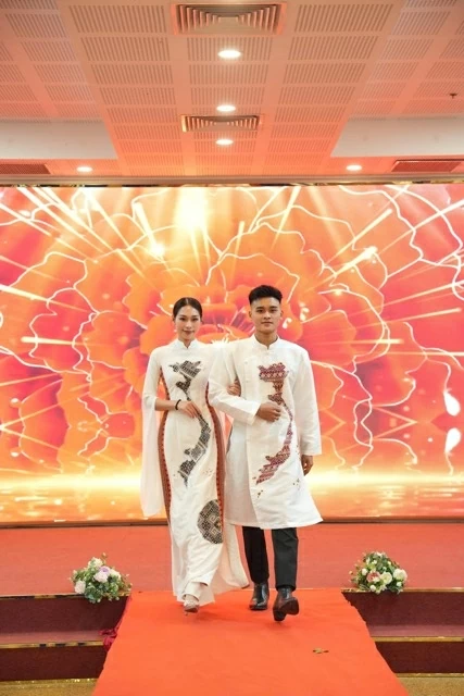 Áo dài trong sáng tạo của doanh nhân - Nhà thiết kế Đỗ Thị Như Quỳnh đề cao sự tinh giản và chiều sâu văn hóa. Áo dài trong sáng tạo của doanh nhân - Nhà thiết kế Đỗ Thị Như Quỳnh đề cao sự tinh giản và chiều sâu văn hóa.