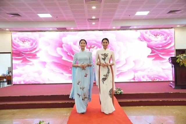 Các thiết kế áo dài của doanh nhân – Nhà thiết kế Đỗ Thị Như Quỳnh mang tinh thần giao hòa giữa truyền thống và hiện đại.