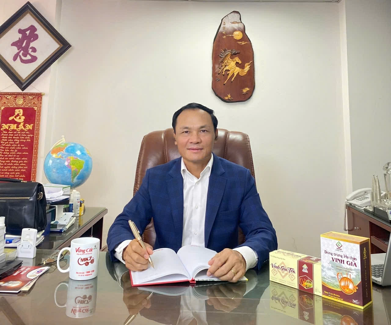 Doanh nhân Ngô Thế Vinh - người dành nhiều tâm huyết cho việc phát triển thương hiệu Dược phẩm Vinh Gia và nâng cao chất lượng sản phẩm dược. Doanh nhân Ngô Thế Vinh - người dành nhiều tâm huyết cho việc phát triển thương hiệu Dược phẩm Vinh Gia và nâng cao chất lượng sản phẩm dược.