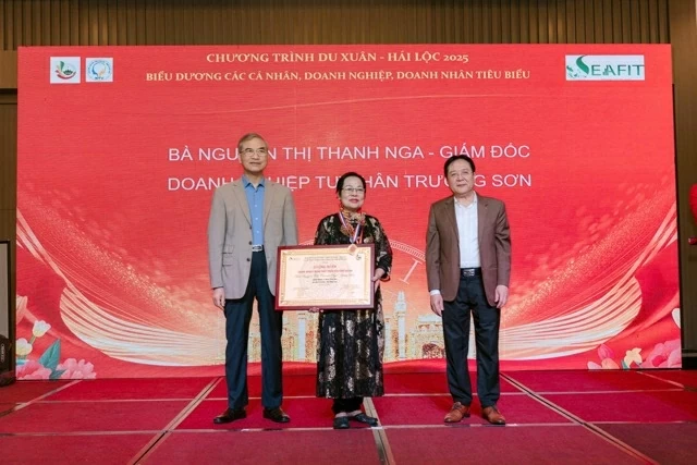 Bà Nguyễn Thị Thanh Nga được biểu dương doanh nhân, doanh nghiệp tiêu biểu.