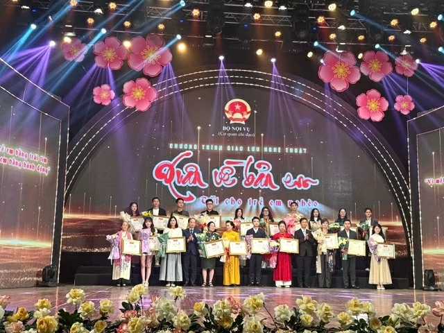 Không chỉ là nhà quản lý, bà Nguyễn Thị Thanh Nga còn là người truyền cảm hứng về tinh thần trách nhiệm và sự tận tâm trong kinh doanh. (Ảnh doanh nhân Nguyễn Thị Thanh Nga trong chương trình “Xuân về bản em”)