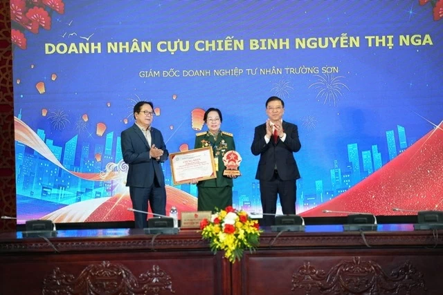 Với phong thái điềm đạm và quyết đoán, bà Nguyễn Thị Thanh Nga từng bước đưa Doanh nghiệp Tư nhân Trường Sơn khẳng định uy tín trên thị trường và nhận được nhiều bằng khen của các cơ quan Đảng và Nhà nước.