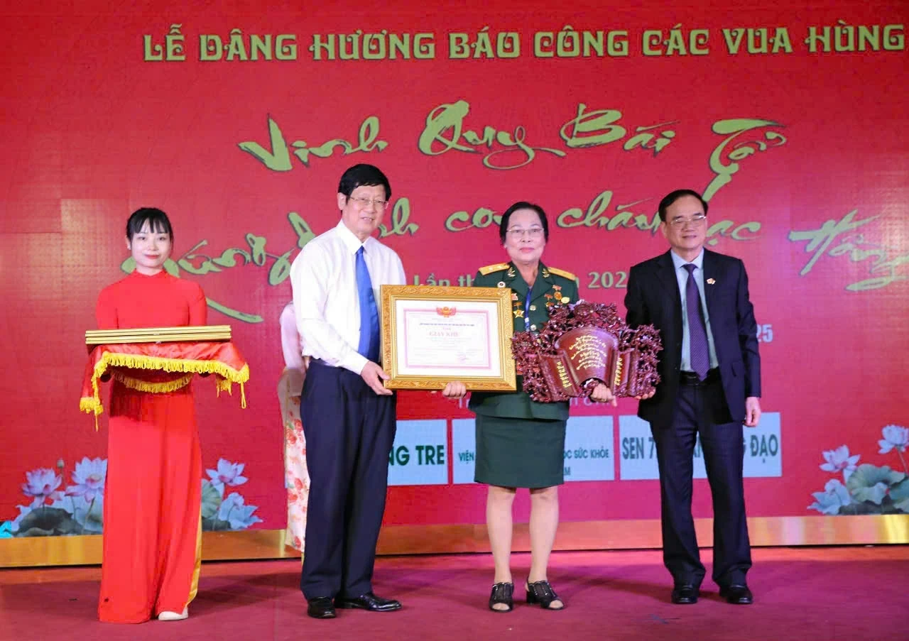  Doanh nhân Nguyễn Thị Thanh Nga trong chương trình Lễ dâng hương báo công các Vua Hùng.