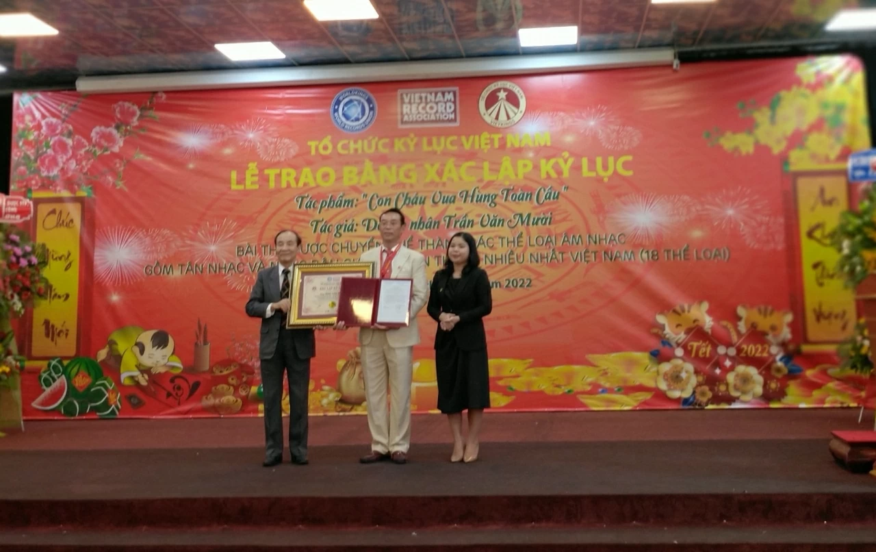  Giáo sư danh dự - Kỷ lục gia thế giới Trần Văn Mười nhận bằng xác lập kỷ lục do Tổ chức kỷ lục Việt Nam trao tặng.