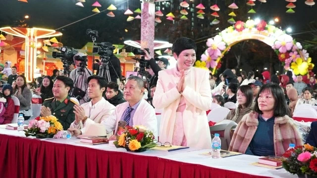 Với bà Mai, Tết truyền thống mang ý nghĩa đặc biệt. Đó là thời điểm làng nghề bước vào cao điểm sản xuất, đơn hàng nhiều, nhịp làm việc hối hả. Nhưng cũng chính trong guồng quay ấy, bà luôn nhắc mình và nhắc thợ giữ gìn “hồn Tết”. Với bà Mai, Tết truyền thống mang ý nghĩa đặc biệt. Đó là thời điểm làng nghề bước vào cao điểm sản xuất, đơn hàng nhiều, nhịp làm việc hối hả. Nhưng cũng chính trong guồng quay ấy, bà luôn nhắc mình và nhắc thợ giữ gìn “hồn Tết”.