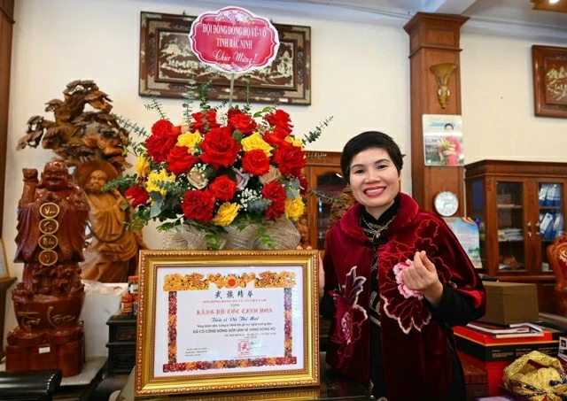 Doanh nhân Vũ Thị Mai cùng chồng xây dựng thương hiệu Hướng Mai thành một trong những doanh nghiệp hàng đầu tại Đồng Kỵ, tạo việc làm cho hàng trăm lao động.