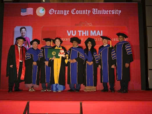 Doanh nhân Vũ Thị Mai nhận bằng Tiến sĩ danh dư tại Orange County University.
