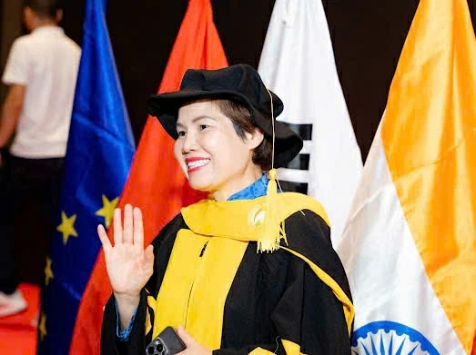 Để đáp ứng yêu cầu ngày càng cao của thị trường, doanh nhân Vũ Thị Mai chủ động đổi mới mẫu mã, cải tiến quy trình, nhưng không làm mất đi “hồn cốt” của đồ gỗ Đồng Kỵ.
