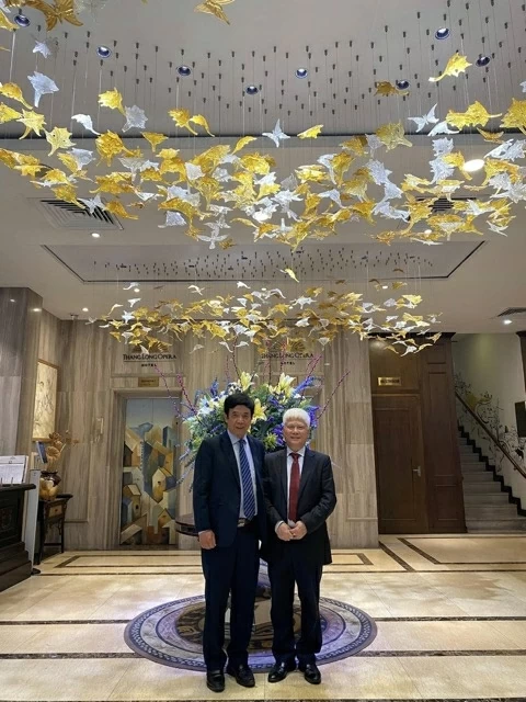 Trọng tài viên Bùi Văn Thành với Chủ tịch VIAC và Giáo sư, Tiến sĩ  Lê Hồng Hạnh.