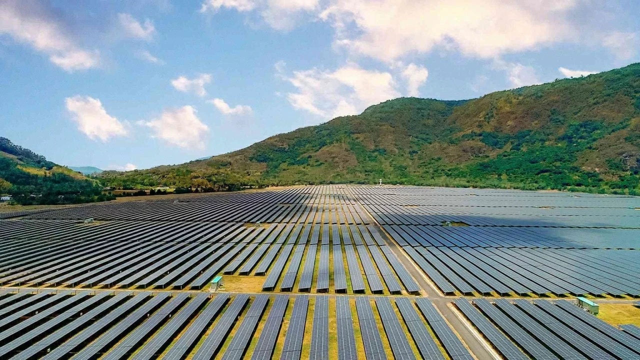 Toàn cảnh Nhà máy điện mặt trời Sao Mai 210 MWp (An Giang), biểu tượng của sự kết hợp thành công giữa năng lượng sạch và du lịch sinh thái (An Hảo Solar Farm), nền tảng cho các bước tiến vươn tầm quốc tế của Tập đoàn. Toàn cảnh Nhà máy điện mặt trời Sao Mai 210 MWp (An Giang), biểu tượng của sự kết hợp thành công giữa năng lượng sạch và du lịch sinh thái (An Hảo Solar Farm), nền tảng cho các bước tiến vươn tầm quốc tế của Tập đoàn.