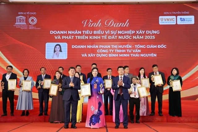 Doanh nhân Phan Thị Huyền được vinh danh “Doanh nhân tiêu biểu vì sự nghiệp xây dựng và phát triển kinh tế đất nước năm 2025”.