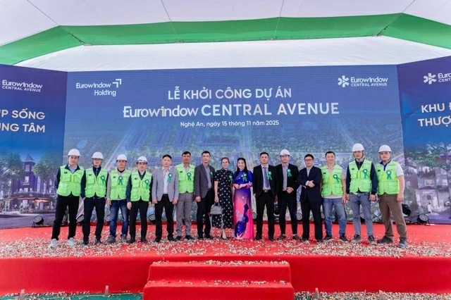 Doanh nhân Phan Thị Huyền trong Lễ khởi công dự án Eurowindow Central Avenue. Doanh nhân Phan Thị Huyền trong Lễ khởi công dự án Eurowindow Central Avenue.