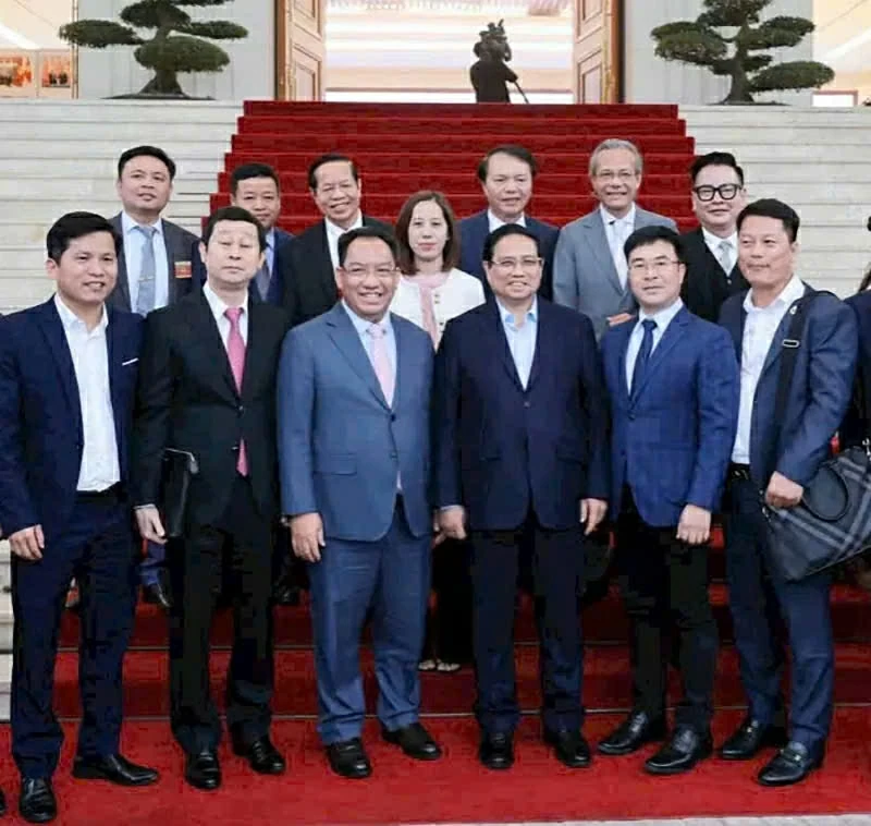  Doanh nhân Trần Duy Phương (ngoài cùng hàng trên bên trái) cùng các doanh nhân, doanh nghiệp diện kiến Thủ tướng Chính phủ Phạm Minh Chính sáng ngày 10/02/2025 tại Văn phòng Chính phủ.