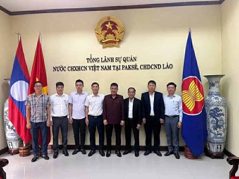 Doanh nhân Trần Duy Phương - Giám đốc Công ty TNHH MTV Mộc Nhật Minh cùng các đại biểu tại Tổng Lãnh sự quán nước CHXHCN Việt Nam tại Paksé, CHDCND Lào.