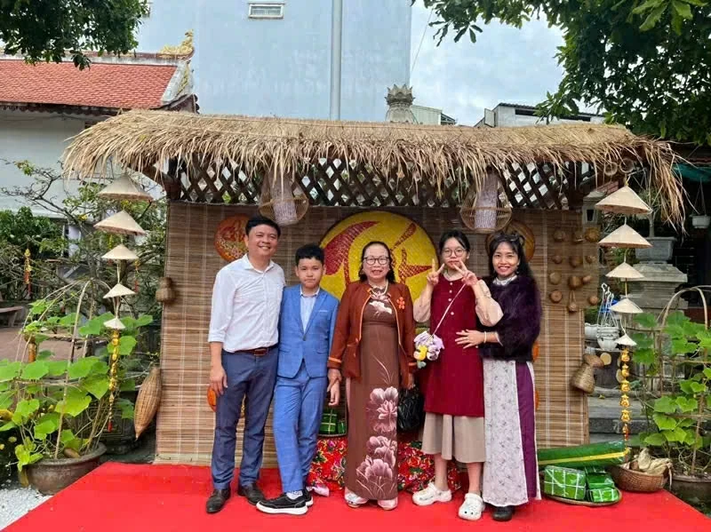 Doanh nhân Trần Duy Phương chụp ảnh cùng gia đình.