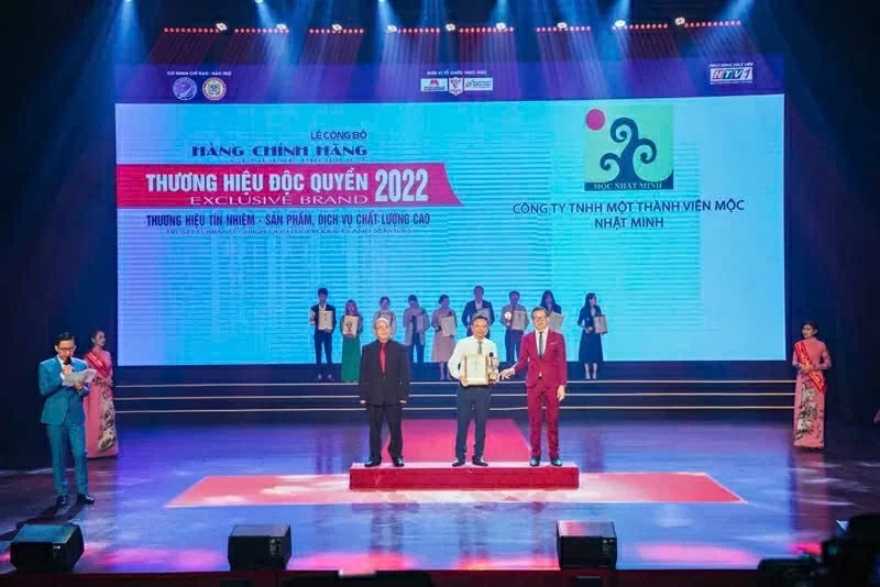 Doanh nhân Trần Duy Phương - Giám đốc Công ty TNHH MTV Mộc Nhật Minh nhân Kỷ niệm chương tại Lễ công bố “Hàng chính hãng thương hiệu độc quyền 2022.