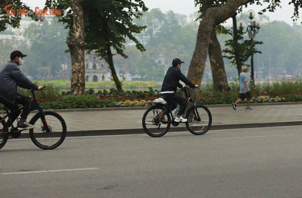 Người dân Hà Nội xúng xính áo mới du Xuân ngày mùng 1 Tết Bính Ngọ 2026